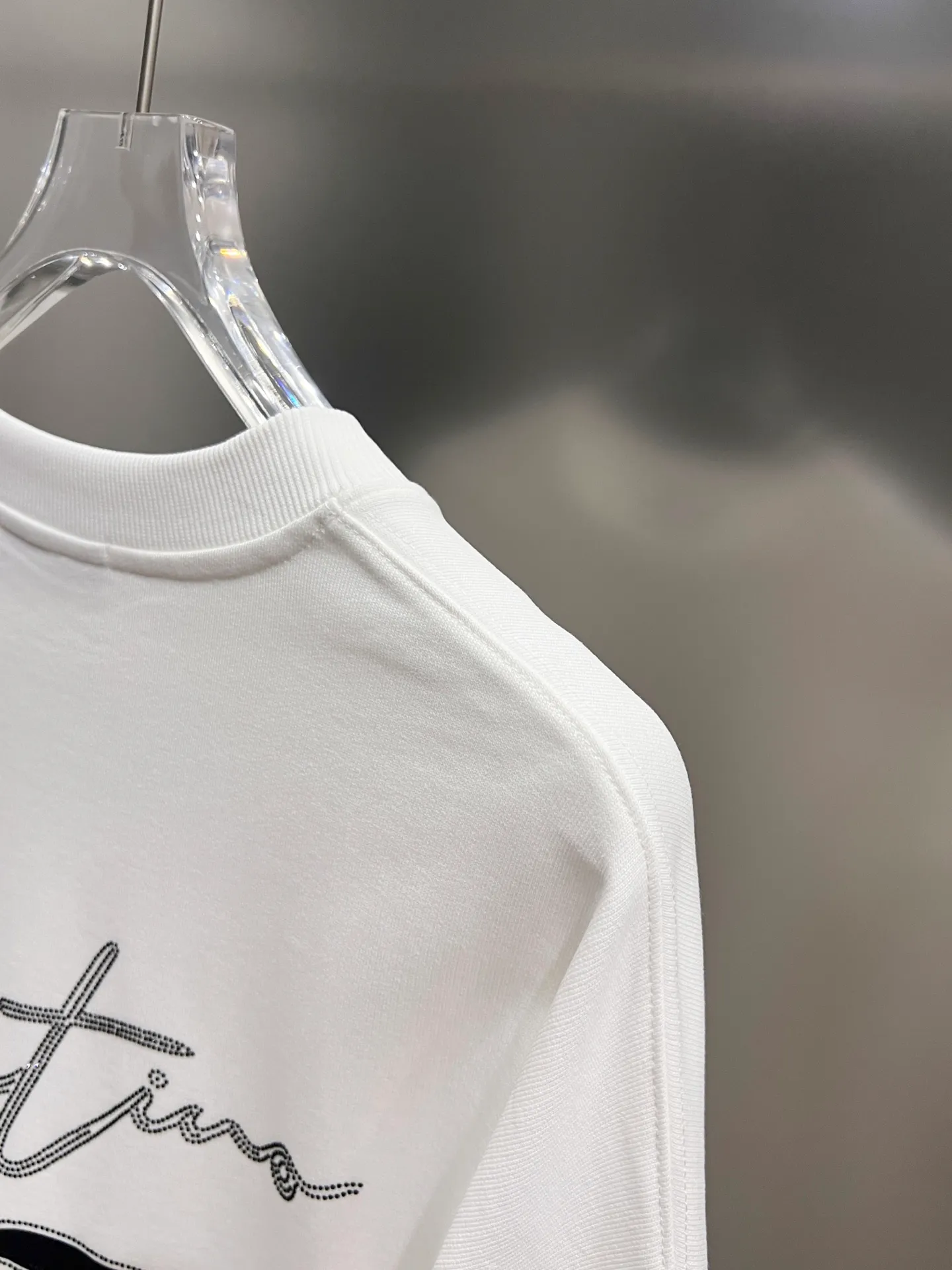 Valentino 2026 Autumn and Winter New Arrival round neck long-sleeved sweatshirt New Arrival logo Middle Eastern Australian diamond + flocking printing technology short-sleeved T-shirt Premium version! The custom-made fabrics at the counter are Breathable and have high comfort. The real thing is great🔥Same Style for men and women, loose version, Size S M L XL XXL, five sizes, Black White